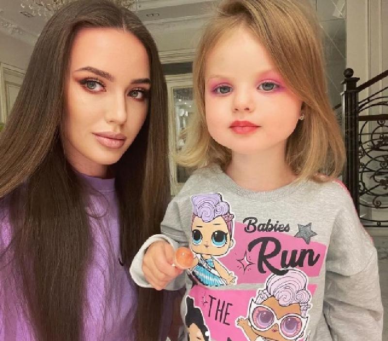"Все, как у мамы": Анастасия Костенко сделала макияж двухлетней дочери (фото)