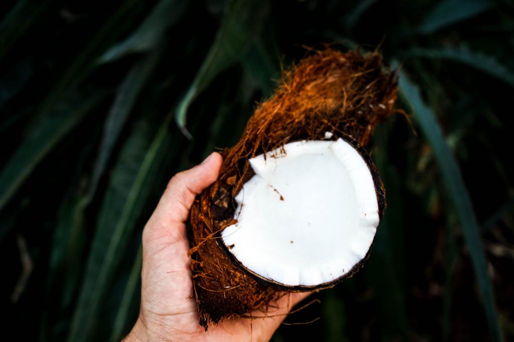 Скраб для тела собственного приготовления из сахара и кокосового масла так же эффективен, как покупной. Советы по красоте с использованием повседневных продуктов