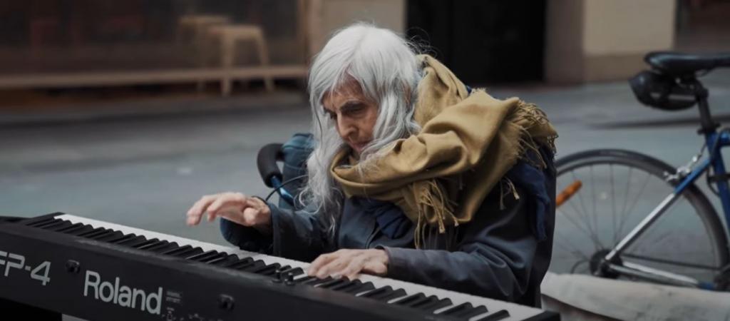 У нее самые лучшие зрители. Бездомная пожилая женщина виртуозно играет на пианино на улице (видео)