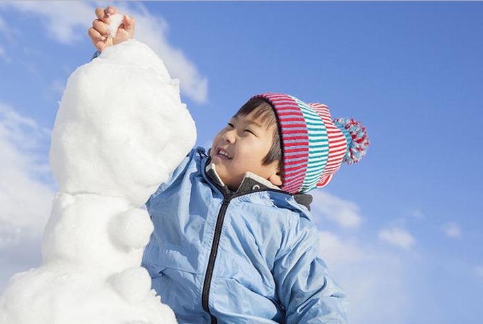 Повышение иммунитета и ходьба босиком: как японские родители адаптируют своих детей к зимней погоде