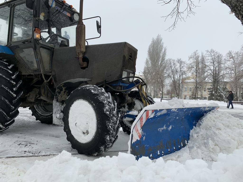 Освобождением автомобилей из плена начался трудовой день в Самаре, где накануне выпало рекордное количество снега (видео)