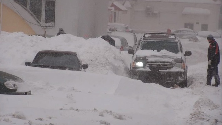 Освобождением автомобилей из плена начался трудовой день в Самаре, где накануне выпало рекордное количество снега (видео)