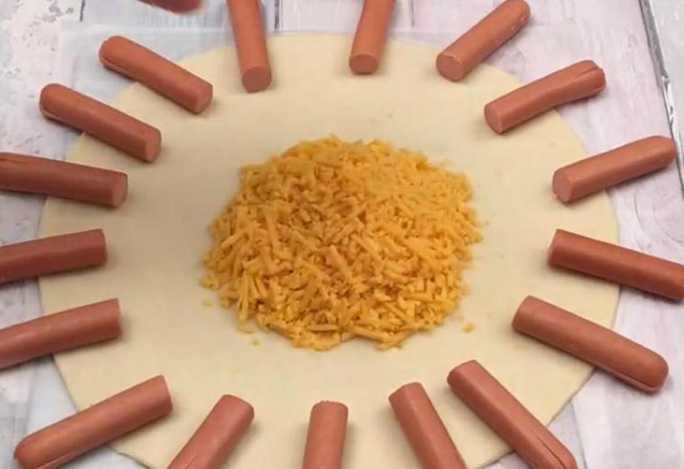 "Надувной" пирог с сыром и сосисками: оригинальное угощение для детской вечеринки