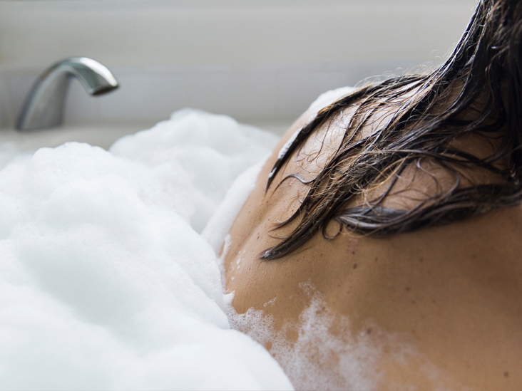 Как приготовить пенную ванну с витаминами и маслами для чувствительной кожи. Она очень расслабляет и успокаивает: берем рецепт на заметку