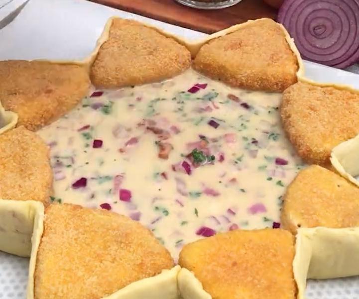 Румяный цветочек с камамбером – мое самое любимое лакомство на праздничном столе: сыр в хрустящей панировке – просто объедение