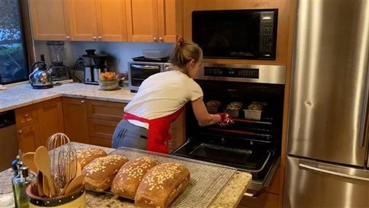 Во время пандемии пекари Сиэтла решили помогать бездомным и людям, лишившимся работы. Они выпекают домашний хлеб и раздают нуждающимся