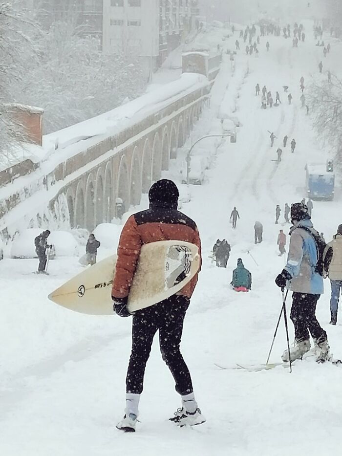 Испанцы радуются рекордно выпавшему снегу и продолжают делиться фото
