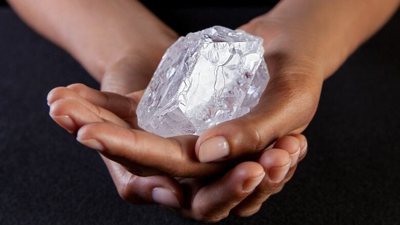 Земля напичкана алмазами, но извлечь их нет никакой возможности: ученые полагают, что на глубине 160 км находятся несметные богатства