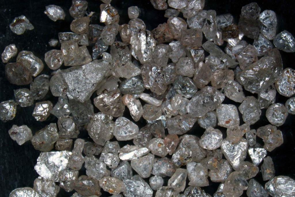 Земля напичкана алмазами, но извлечь их нет никакой возможности: ученые полагают, что на глубине 160 км находятся несметные богатства