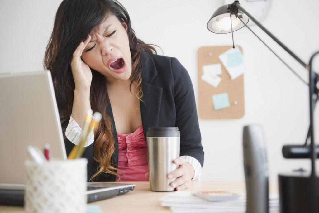 Чувствуете усталость, и у вас часто плохое настроение: признаки того, что вы слишком много сидите