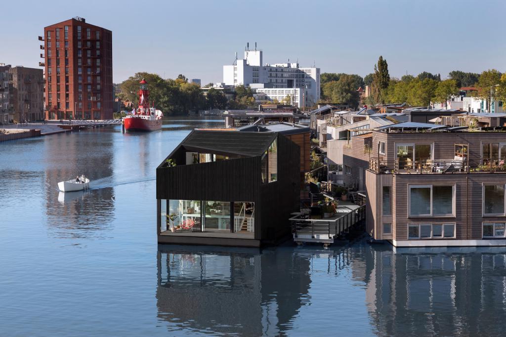 Голландские архитекторы построили современный дом на воде. Как он выглядит внутри