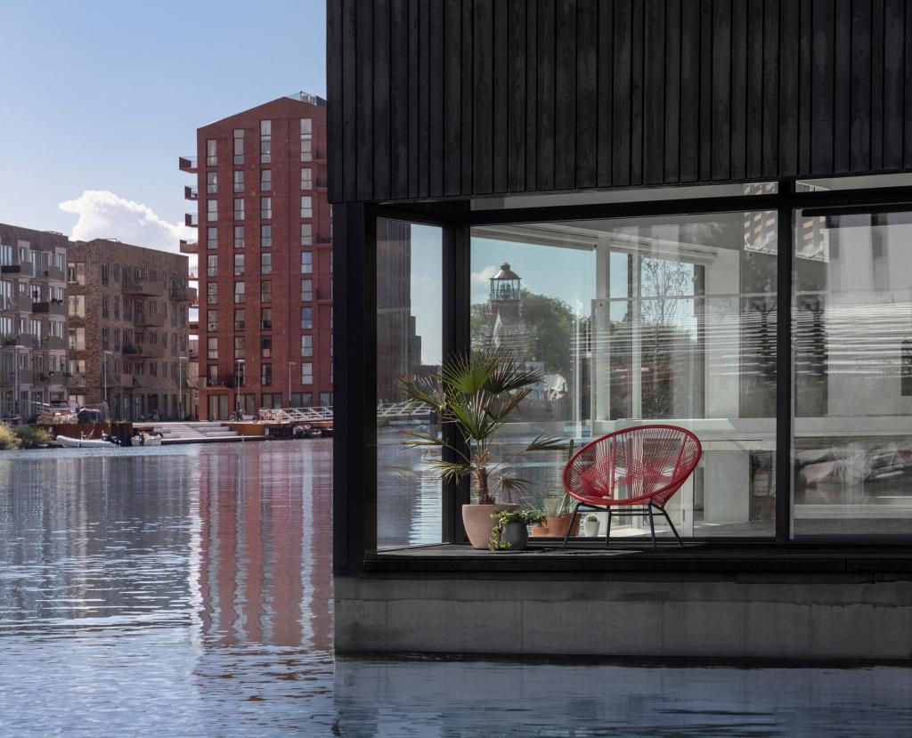 Голландские архитекторы построили современный дом на воде. Как он выглядит внутри