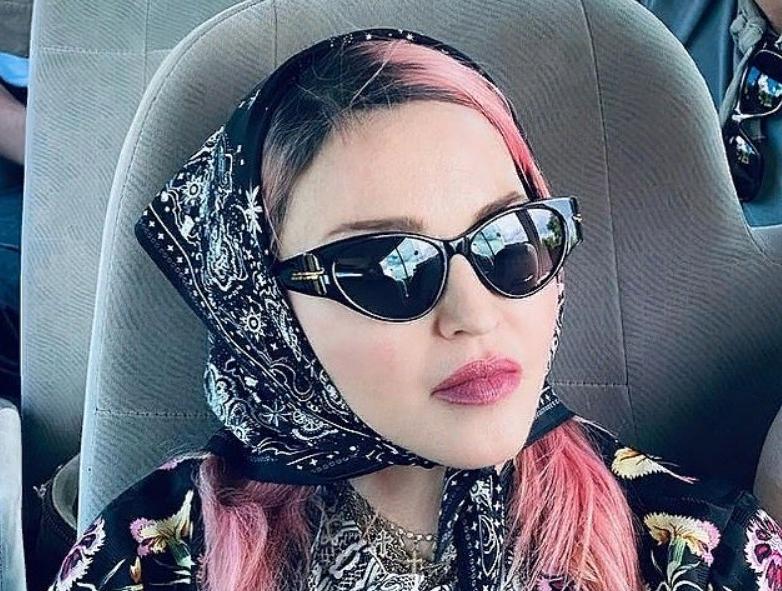 62-летняя Мадонна с 26-летним бойфрендом и 5 детьми, несмотря на строгие ограничения, посетила 4 страны за 3 недели