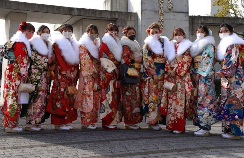 Зимние кимоно и загадывание желаний: в Японии празднуют День совершеннолетия, несмотря на всплеск COVID-19