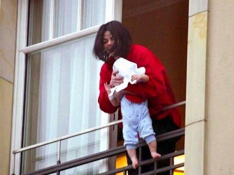 В 2002 году Майкл Джексон показывал всем маленького сына с балкона. Как сегодня выглядит 18-летний наследник короля поп-музыки (фото)