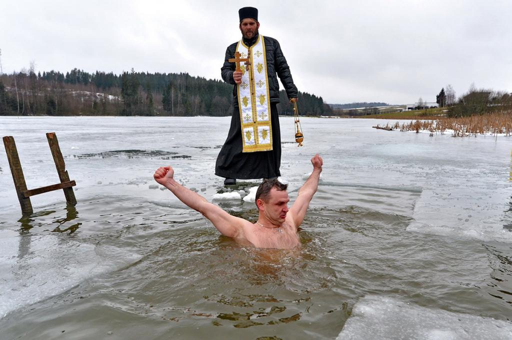 Елена Малышева выступила против купания в проруби на Крещение и назвала обычай странной забавой