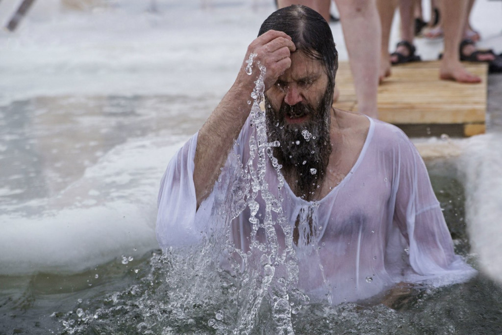 Елена Малышева выступила против купания в проруби на Крещение и назвала обычай странной забавой