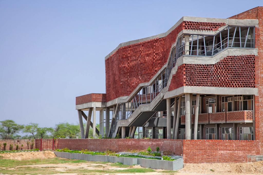 А с виду и не скажешь: архитекторы построили необычное женское общежитие для Института в Индии