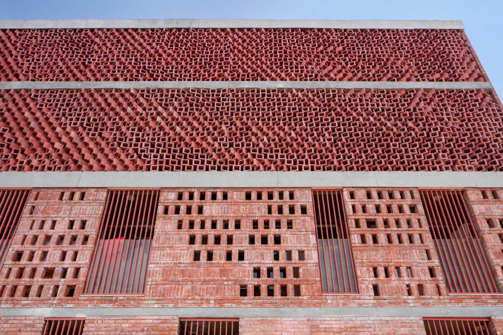 А с виду и не скажешь: архитекторы построили необычное женское общежитие для Института в Индии