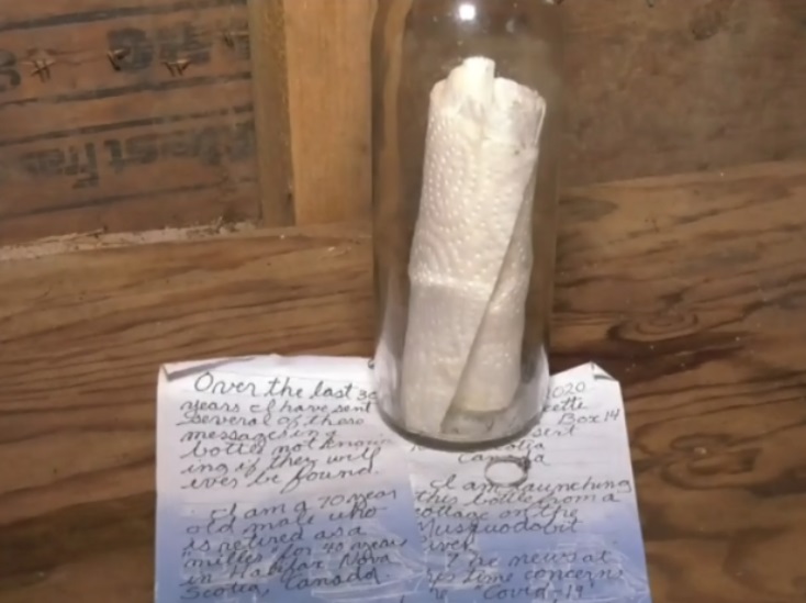 Мужчина из Канады нашел старую бутылку. Внутри были бриллиантовое кольцо и записка