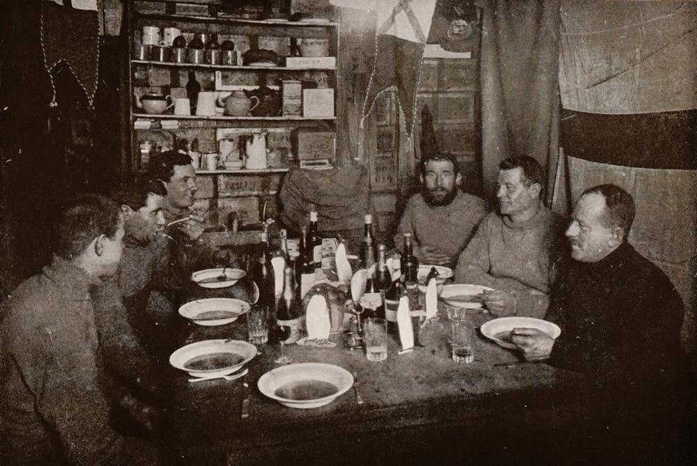 Они ели, пили и учили русский язык: как покорители Антарктиды коротали время, чтобы не впасть в депрессию и не сойти с ума