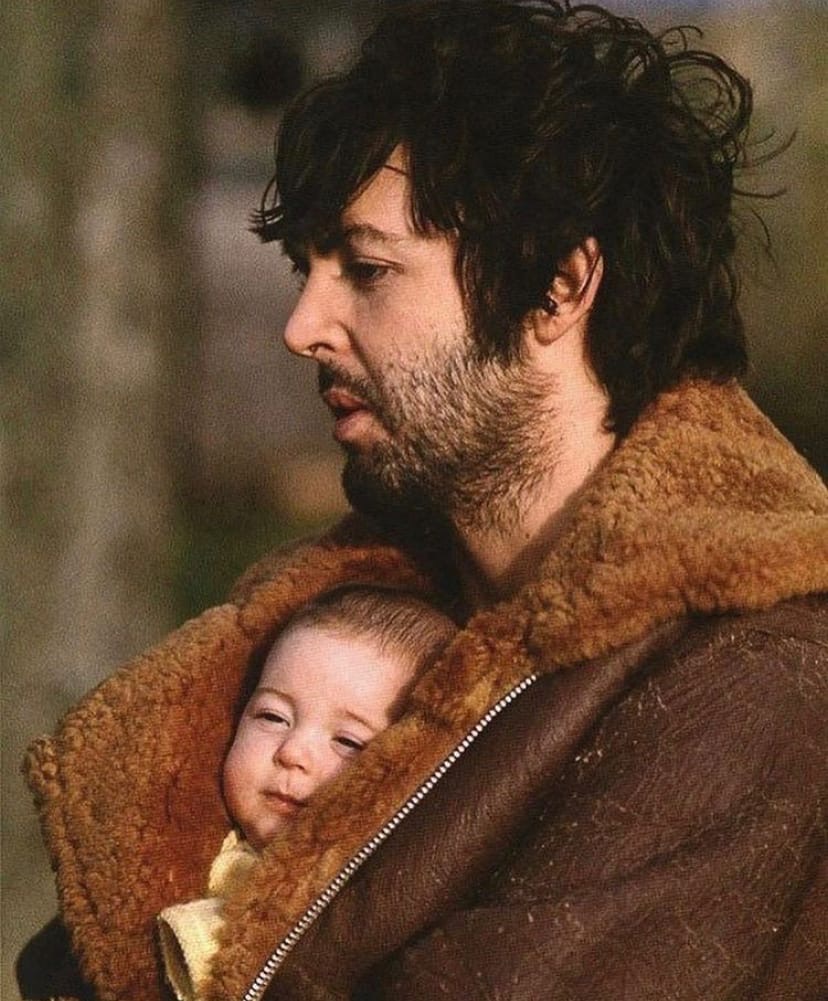В 1970-ом мир облетело фото, на котором молодой Пол Маккартни прячет в куртке крошечную Мэри: как малышка выглядит сейчас (она - копия своей матери, которую любил музыкант)