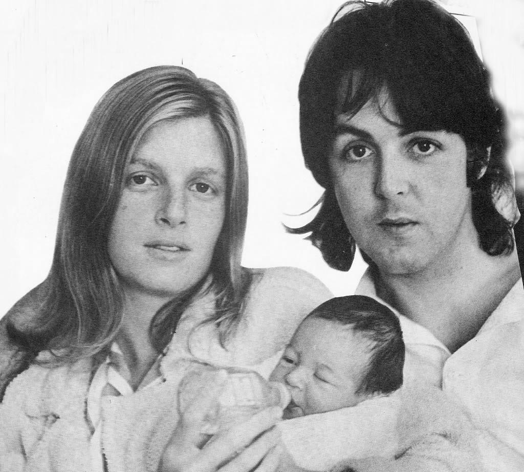 В 1970-ом мир облетело фото, на котором молодой Пол Маккартни прячет в куртке крошечную Мэри: как малышка выглядит сейчас (она - копия своей матери, которую любил музыкант)