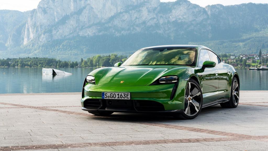 Кто круче: Porsche продала в 2020-м более 20 000 электромобилей Taycan, а Audi - почти 50 000 электрокроссоверов e-tron