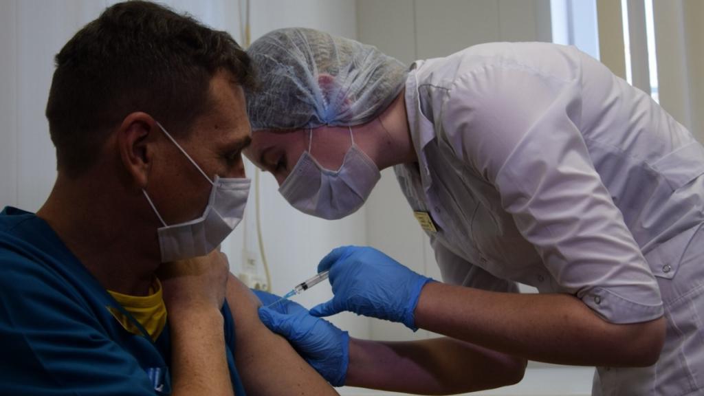 Эксперты: у жителей половины регионов России нет доступа к вакцине против COVID-19