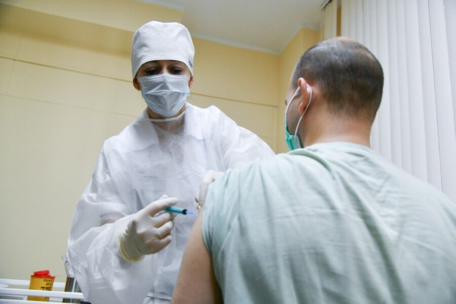"У меня бейджик": привитым от коронавируса сахалинцам разрешат не носить маски