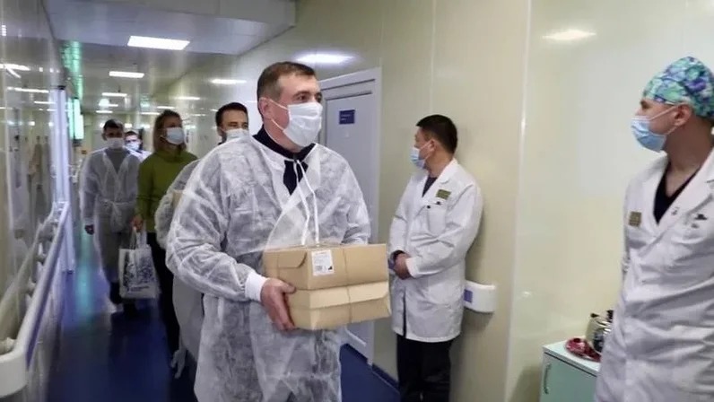 "У меня бейджик": привитым от коронавируса сахалинцам разрешат не носить маски