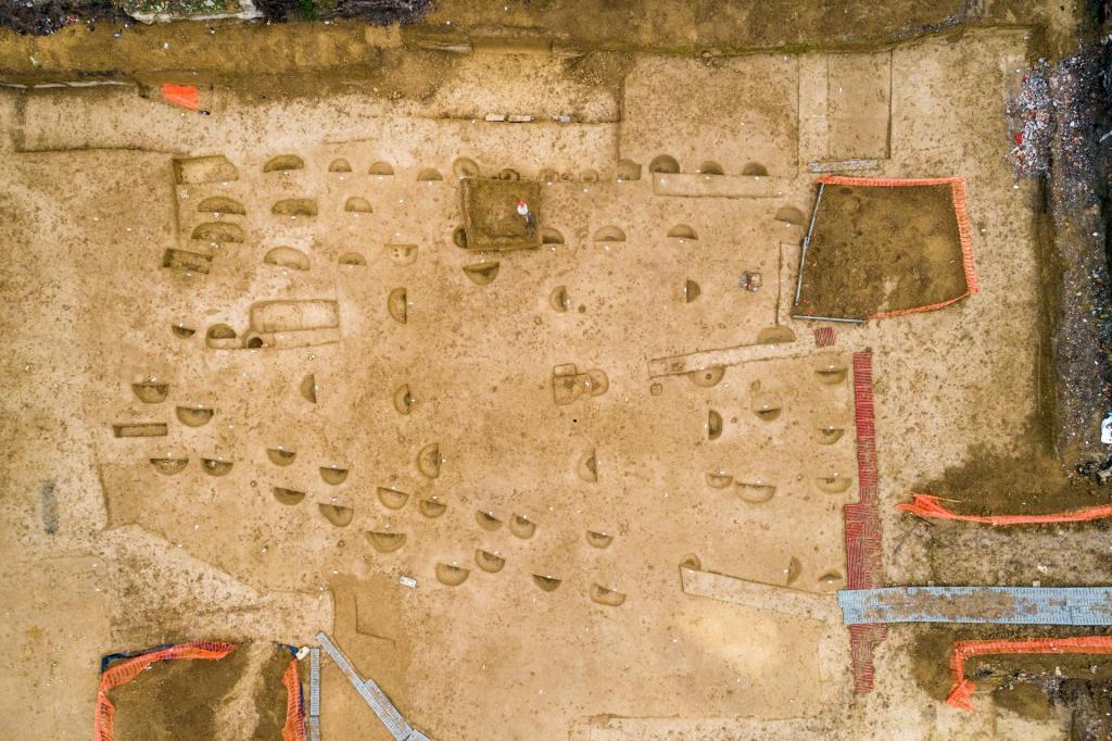 Остатки жилища эпохи бронзового века примерно 2200 года до н. э. обнаружили французские археологи