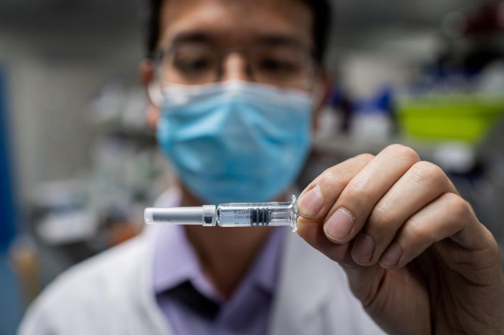 Китай планирует вакцинировать 50 миллионов человек перед празднованием Нового года