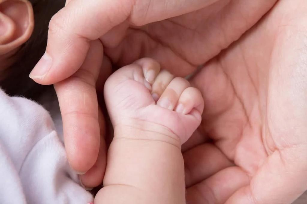 Почему младенцы почти все время прячут большой палец, рассказывает педиатр