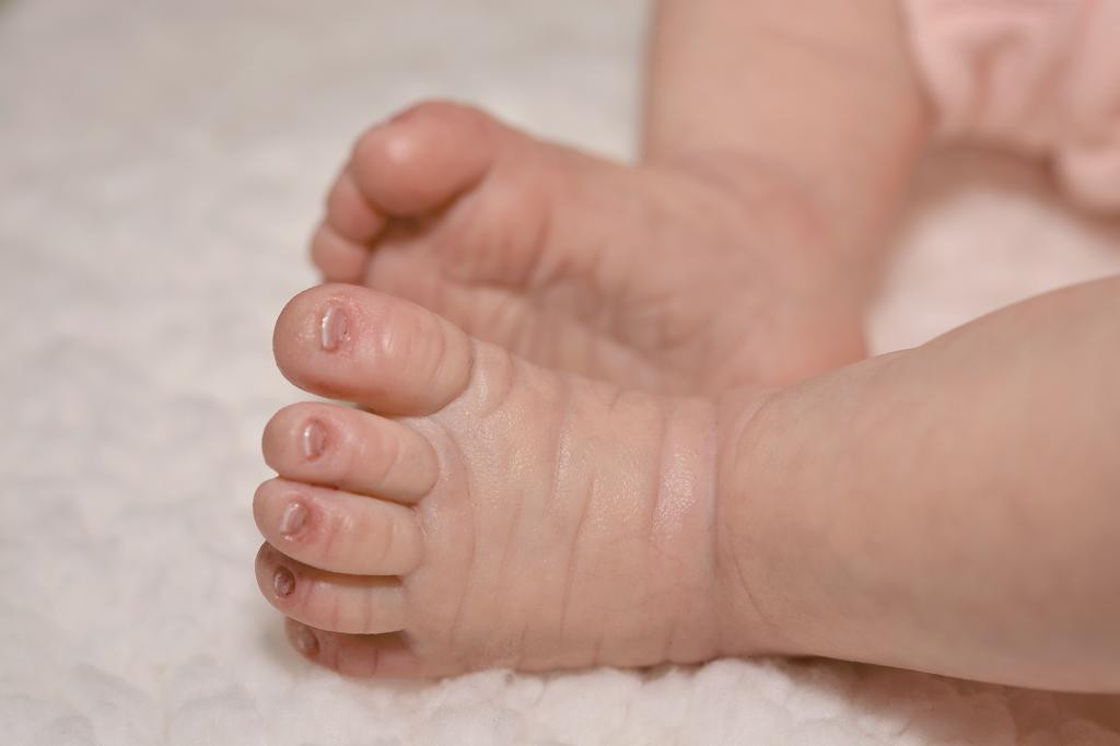 Почему младенцы почти все время прячут большой палец, рассказывает педиатр