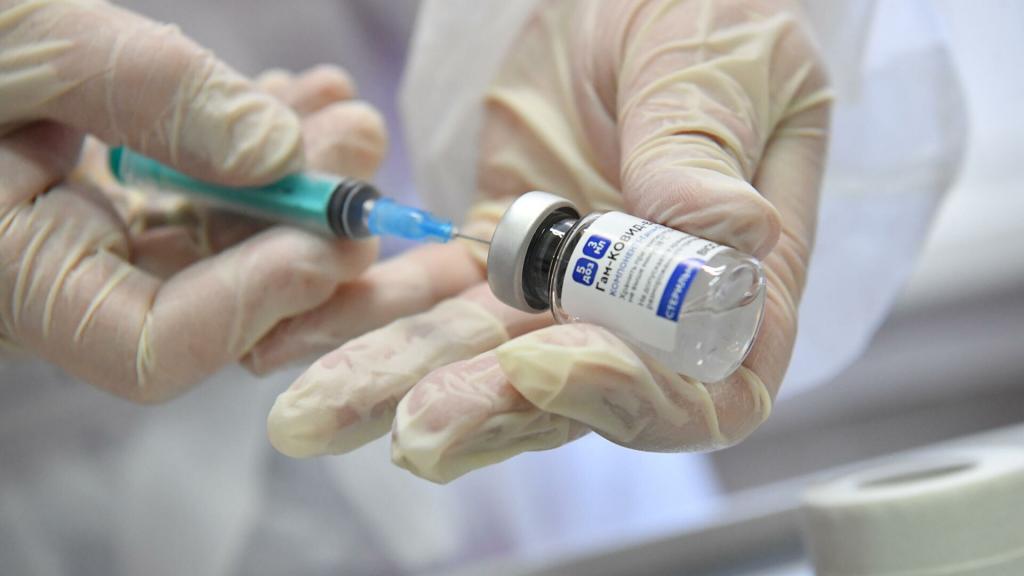 Сделавшим прививку от COVID-19 жителям Сахалина будут выдавать специальные бейджи, на которых поместят QR-код с голограммой