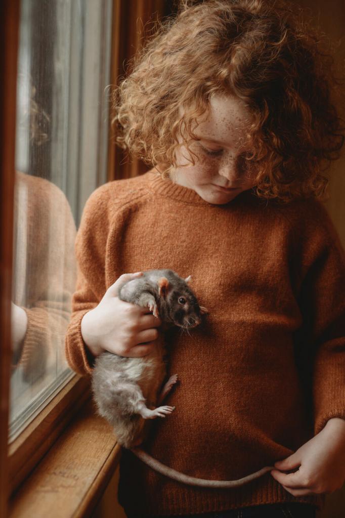 Фотограф запечатлел удивительную дружбу девочки с солнечными веснушками и ее крысы. Малышка выглядит счастливой, так же как и грызун