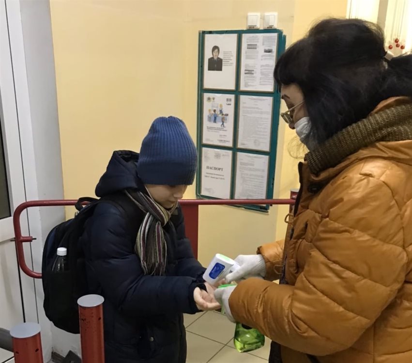 Снова за парту: большинство регионов России возобновили очные занятия в школах