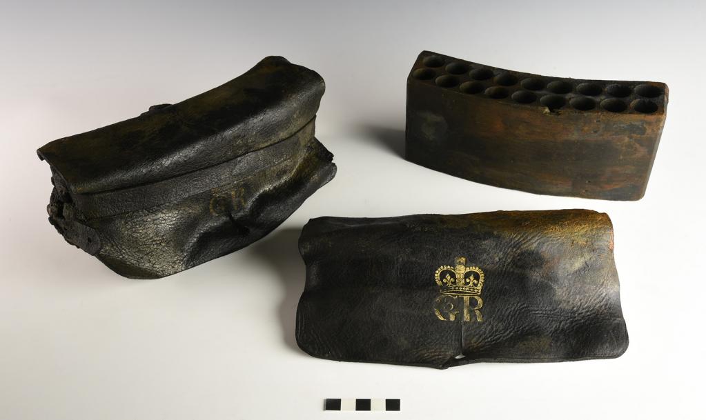 Кожаные сумки и ножны XVIII века были найдены на борту корабля, затонувшего у берегов Северной Голландии в 1799 году