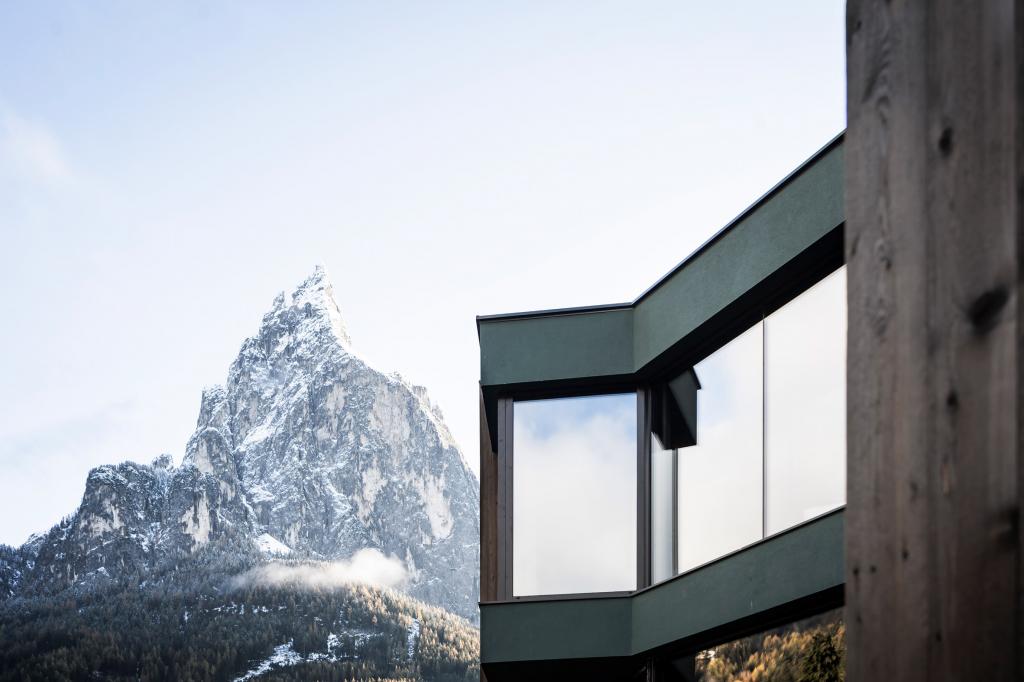 Итальянские архитекторы построили в Альпах необычный отель на сваях: фото