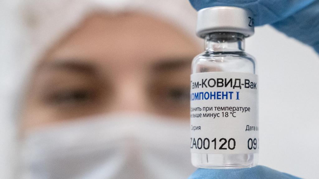 Россияне рассказали, как чувствуют себя после прививки "Спутник-V" (у многих есть побочные эффекты)