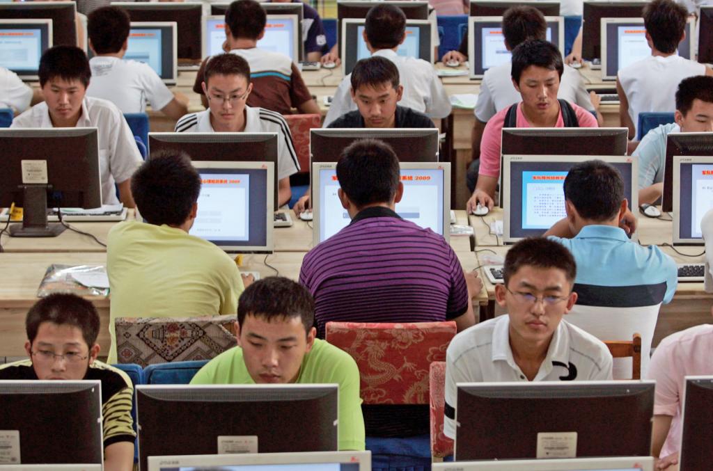 В Китае ослабили систему интернет-цензуры «Золотой щит». Жители впервые смогут воспользоваться поисковиком Google и посмотреть видео на YouTube