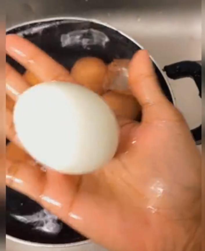 Скорлупа слетает сама: девушка показала, как мгновенно очистить вареные яйца. Нужны кружка и вода