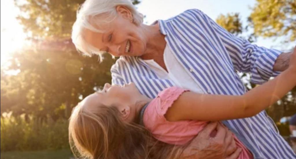 Почему дети должны проводить время с бабушкой: эмоциональная устойчивость и другие преимущества