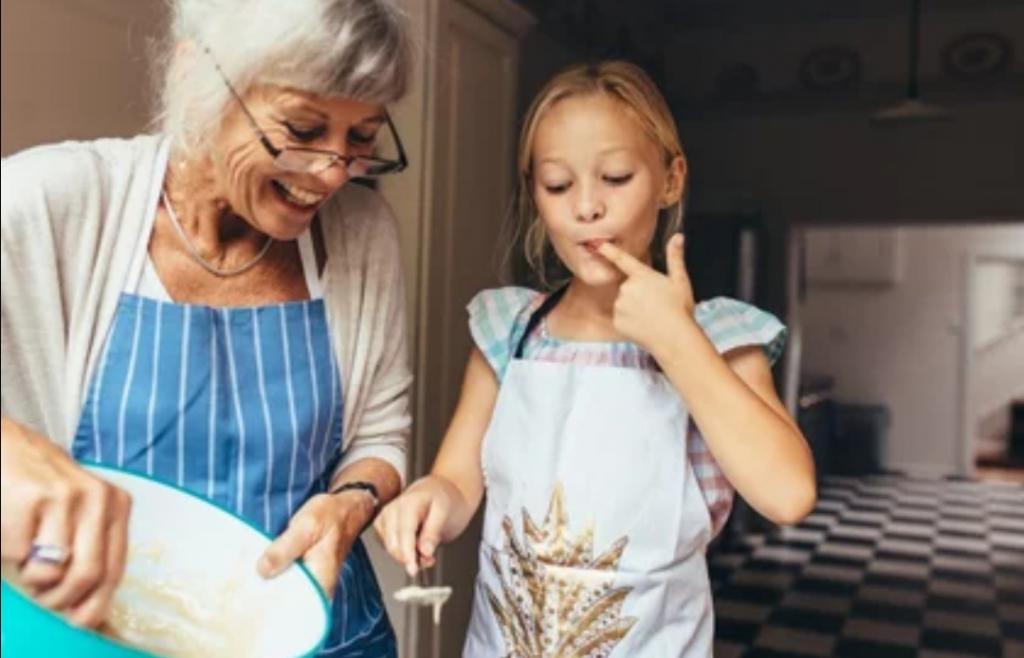 Почему дети должны проводить время с бабушкой: эмоциональная устойчивость и другие преимущества