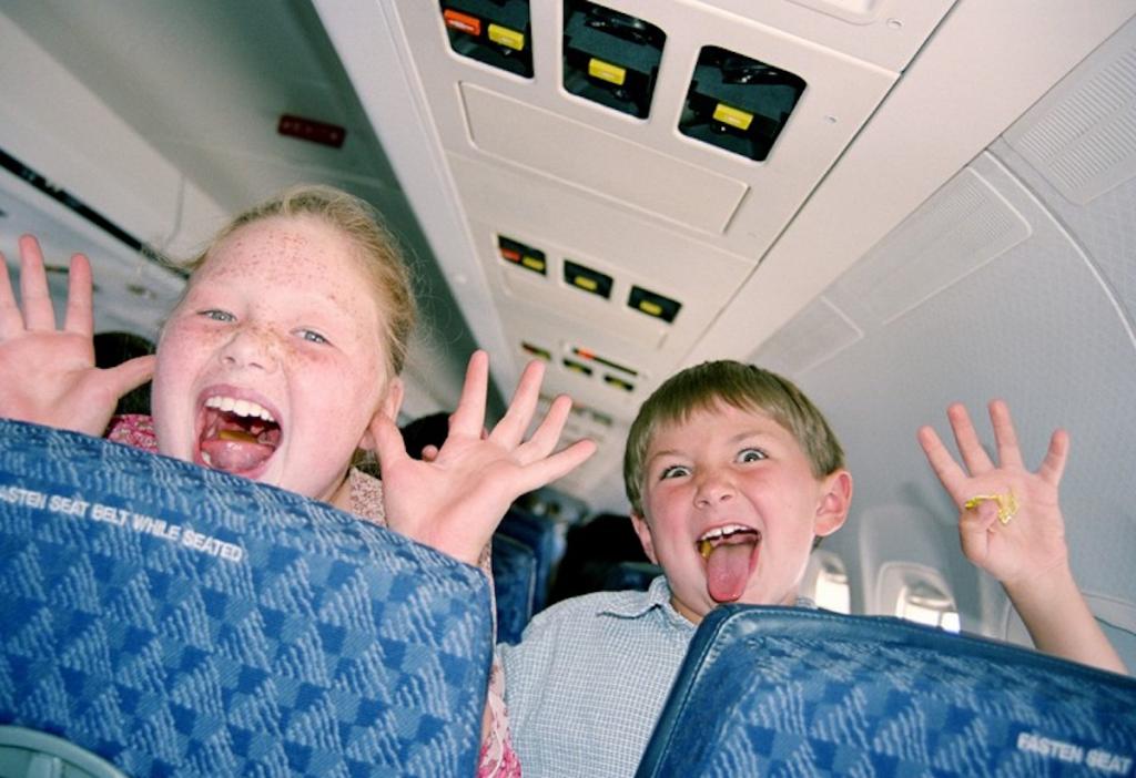 Если ваше кресло в самолёте пинают дети: пассажиры рассказали свои методы
