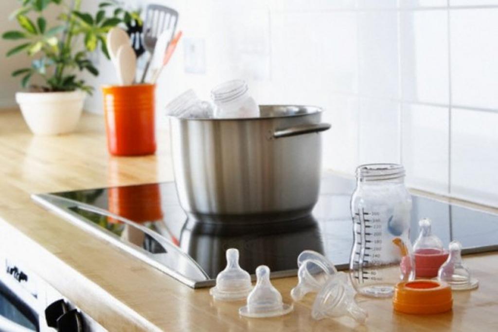 Распространенная ошибка многих мамочек – ограничиваться мытьем бутылочки горячей водой (что опасно для ребенка)