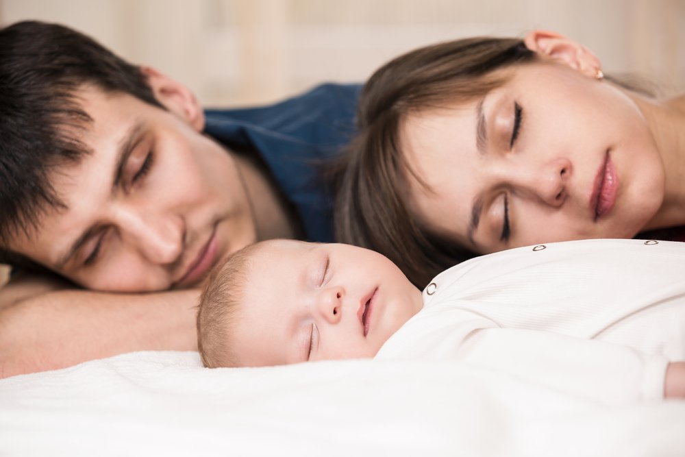 Режим сна родителей налаживается в течение 6 лет после появления первого ребенка, и мамы, как показало исследование, делают больший вклад, чем папы