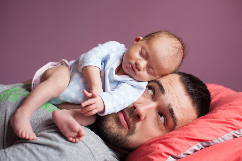 Режим сна родителей налаживается в течение 6 лет после появления первого ребенка, и мамы, как показало исследование, делают больший вклад, чем папы
