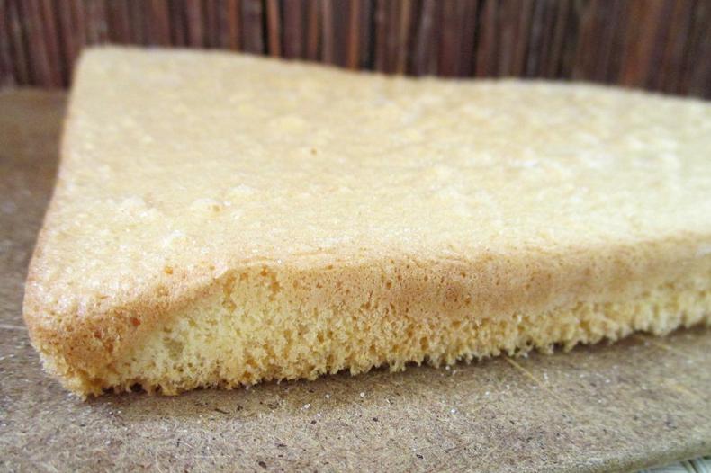 Бисквитно-яблочный торт с карамельным кремом: рецепт нежного и вкусного десерта
